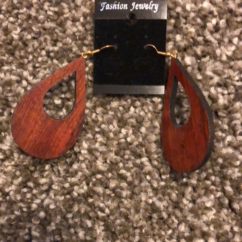 KOA Maui wood earrings inscribed WAVES - Picture 2 of 4